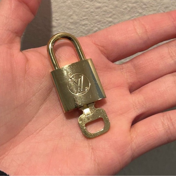 RARE #612 LV lock and key gold brass - Picture 4 of 11